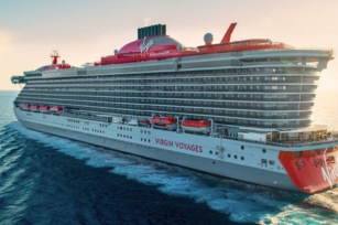 image of the Brilliant Lady at it cruises through the turquoise waters